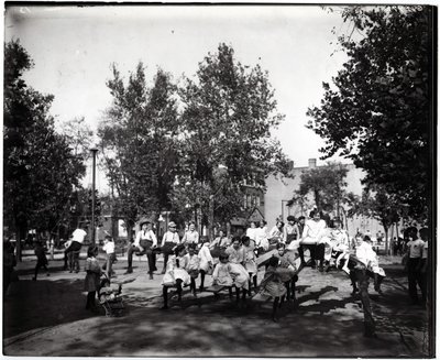 Horizontale zwart-witfoto van spelende kinderen op wipwappen in een onbekend park door Unknown